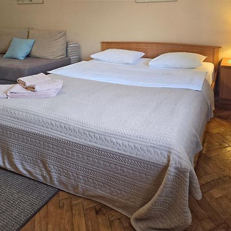 Home Hotel Apartments on Lva Tolstogo Kiev Buitenkant foto