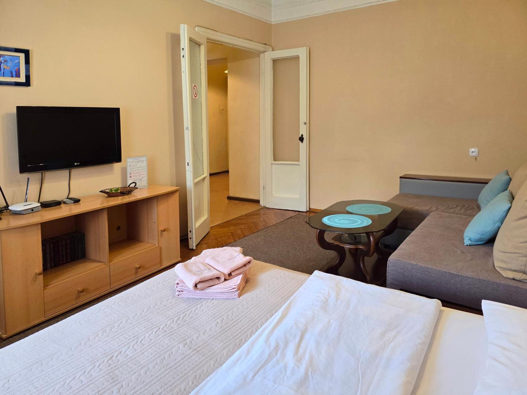 Home Hotel Apartments on Lva Tolstogo Kiev Buitenkant foto